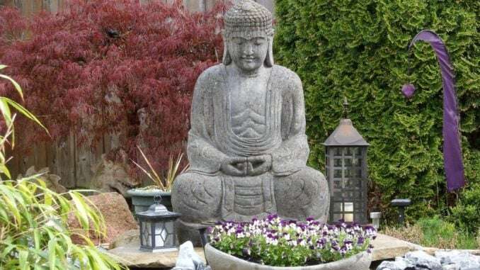 Buddha Statue im Zen Garten