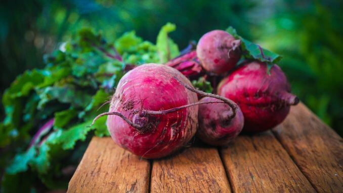 Rote Beete auf Tisch